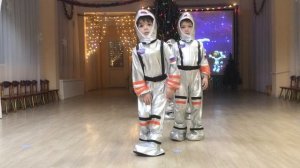 "Новогодний танец Космонавтов", Исполняют: Дети группы "Теремок", 5 лет