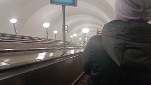 Спуск на эскалаторе на станцию метро Старая деревня.