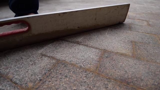 Стоянка перед гаражом из пиленой гранитной брусчатки . Видео . Мостовая ру. смотреть онлайн