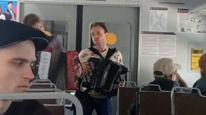 А я вовсе не колдунья! Весёлые баянисты покорили зрителей в электричке! Классно играют👍