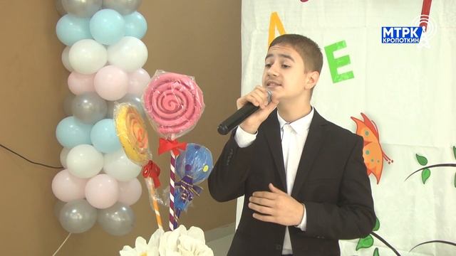 В Кропоткине имена одаренных детей занесли на Доску почета. смотреть онлайн