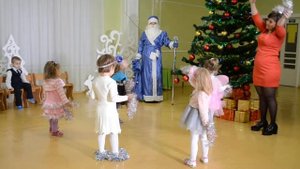 Новогодний танец в ясельной группе в детском саду