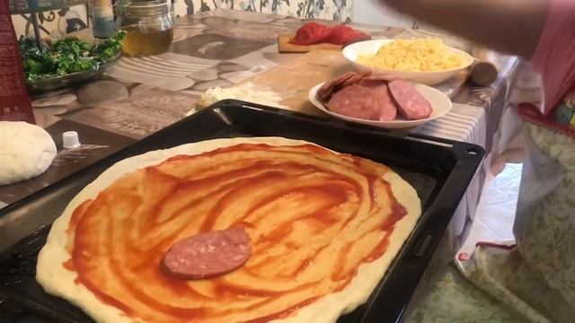 Пицца-это легко!) Яна делает две пиццы с помидорами и без | пробуем смотреть онлайн