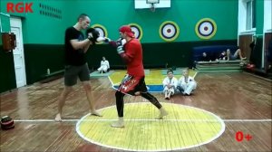 Двоечка и удар коленом на лапах! Комбинация в карате! Простая и крутая техника