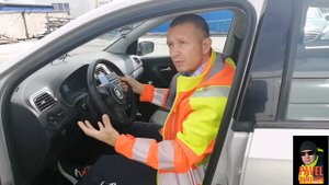 Посадка водителя за рулём.