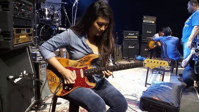 Gitaris wanita darihati