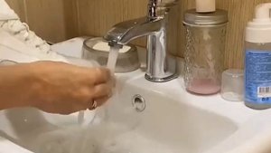 Как почистить белые кроссовки, чтобы они выглядели как новенькие.