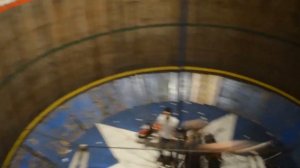 Eзда на мотоцикле по вертикальной стене