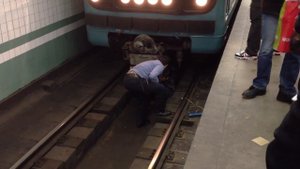 Пьяный мужик упал на рельсы (ст.м.Речной вокзал)