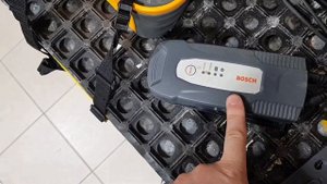 BOSCH C1, автоматическое зарядное устройство аккумулятора автомобиля.