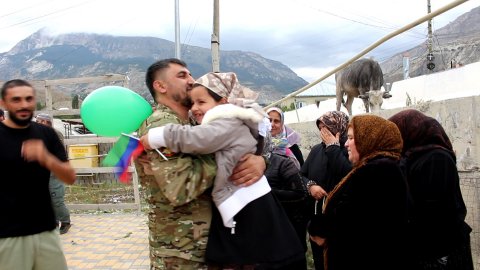 Участника СВО Шахбана Абдурахманова после долгих месяцев разлуки встретили его дети.