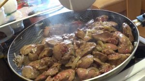Куриная печень или печёнка с луком в молоке очень вкусно.