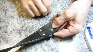 Ремень кожаный мужской крепим с пряжкой болтами.