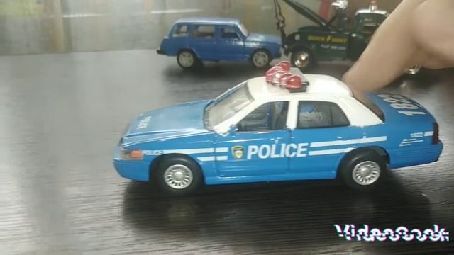 Розпаковка машинки Ford Crown Victoria Police Interceptor