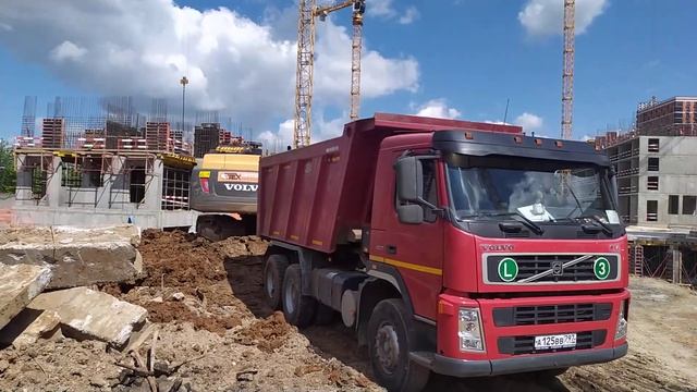 Экскаватор VOLVO EC380DL и самосвал Volvo FM 400 компании Техоптимум смотреть онлайн