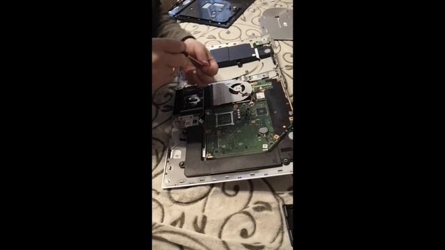 Моноблок Asus Zen ZN242 Разборка и установка дополнительной памяти смотреть онлайн