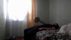 Удержание гантели 5 кг лежа на вытянутой правой руке