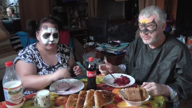 MUKBANG RUSSIA.ТРЭШ Бэтман и Панда:винегрет с лавашбуреками смотреть онлайн