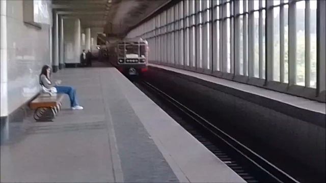 Электропоезд 81-717/714.5М Красная Стрела на станции метро Воробьёвы Горы,Сокольническая линия. смотреть онлайн