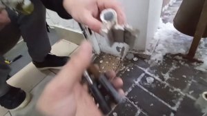 Отремонтировали входную алюминиевую дверь поменяв местами петли. Необычные петли? #секретыоконщика