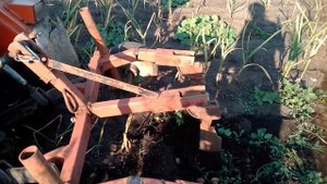 убираем чеснок скобой на минитракторе уралец 180