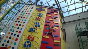 ВЛОГ на Скалодроме ЯРОСЛАВА АЛЬПИНИСТ Пытаемся забраться на самую вершину скалы Видео для детей