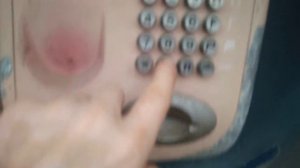 Плачет девушка в автомате