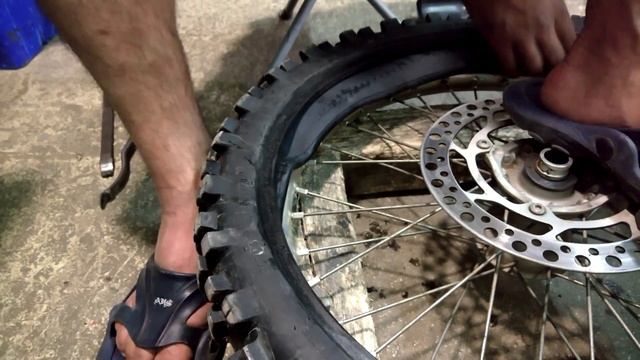 Замена камеры/покрышки | Как поменять камеру на мотоцикле смотреть онлайн