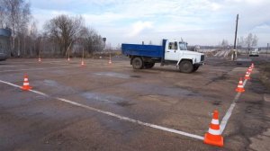 Выполнение упражнения заезд в гараж задним ходом грузового автомобиля