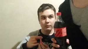 НАДУЛ и ВЗОРВАЛ ВОЗДУШНЫЙ ШАРИК КОКА-КОЛОЙ и МЕНТОСОМ (Эксперимент)