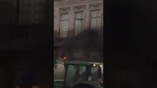 Латвийский Сейм окатили дерьмом. У народа лопнуло терпение. смотреть онлайн