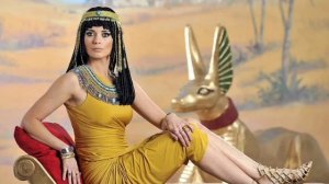 Клеопатра. Царица египетская. Жила своим умом и была очень красива.