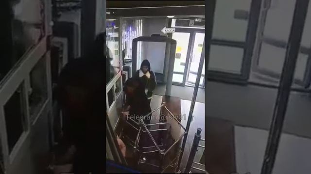 В Ростове-на-Дону неизвестный пытался пройти в дом творчества с сумкой, полной оружия смотреть онлайн