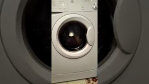 Моё старое видео. Старая  стиральная машина INDESIT WIU 81. Прога повседневная стирка 30 мин. 30°