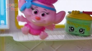 Тролль Розочка с мамой в супермаркете