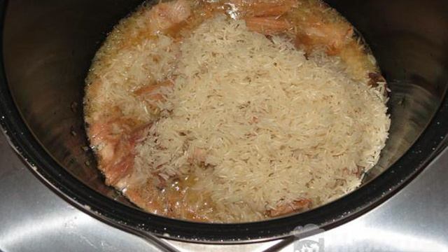 Плов с тушенкой в мультиварке