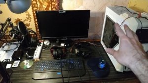 Улучшил свой компьютерный стол (обклеил самоклеящейся плёнкой)