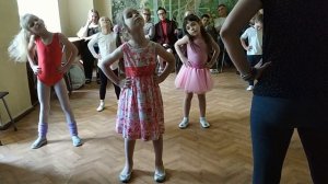 Открытый урок в музыкальной школе. Дети поют и играют. Детская музыка.