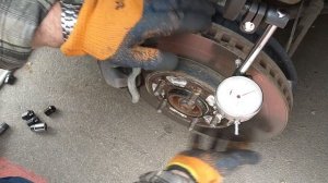 Киа к5 тормоза 17+20230505 замер осевого биения левого диска 131813