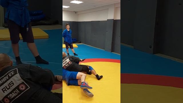 Самбо. Защита от пистолета. Угроза со спины. Рычаг локтя наружу. смотреть онлайн