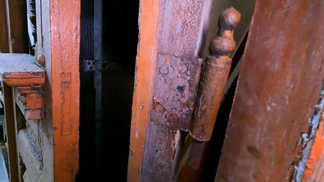 Профессиональный реставратор Владимир Семенов возрождает старинные двери