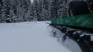 Вездеход в глубоком снегу работа гусениц