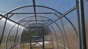 Оцинкованные грядки  с полимерным покрытием на садовом участке после зимы.