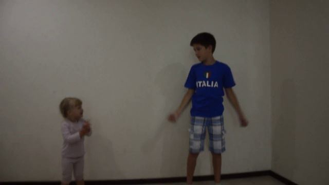 Ребенок 2 года прикольно танцует смотреть онлайн