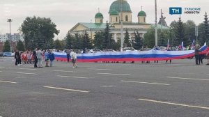 В Туле развернули 40-метровый флаг России
