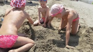 Закапываем папу в песок Развлечения на море для детей
