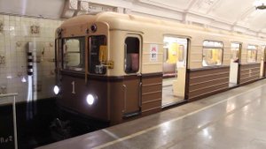 81-717.5А/714.5А Ретропоезд | "Сокольники" на станции "Октябрьская" Кольцевой Линии.