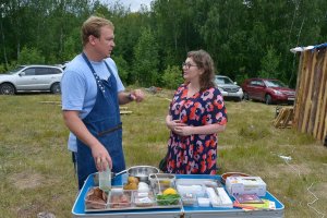 Фермерский сом с печёным картофелем, соусом из гусиных желтков и гречневым хворостом