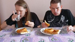 Заруба. Съели много мучного. Пончик, пирожок, сайка, плетенка с сосиской.