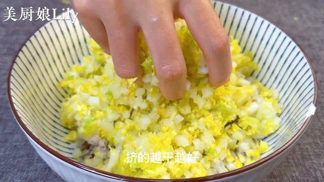 冬天，白菜和蘑菇是绝配，教你从没吃过的做法，不炒也不炖，真香 ，【麗麗廚房】，#蘑菇白菜料理，#蘑菇白菜食譜，#蘑菇白菜水煎包 ，mushroom Chinese cabbage fried bun